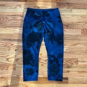 Lululemon size 6 navy flower print crop legging